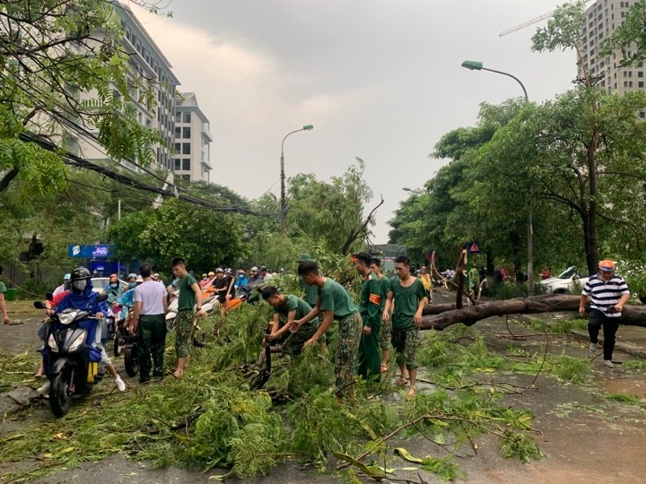 Nhiều cây xanh đổ chắn ngang đường, lực lượng chức năng huy động người dọn dẹp, đảm bảo an toàn cho người dân khi đi lại.