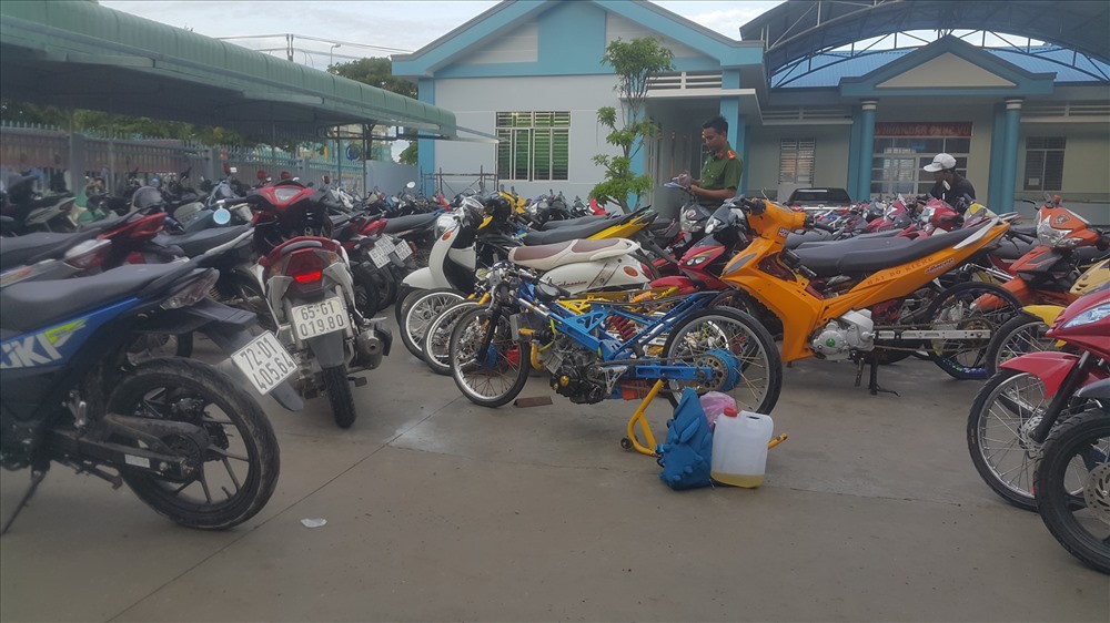 Các phương tiện bị lực lượng chức năng thu giữ. Ảnh: P.V