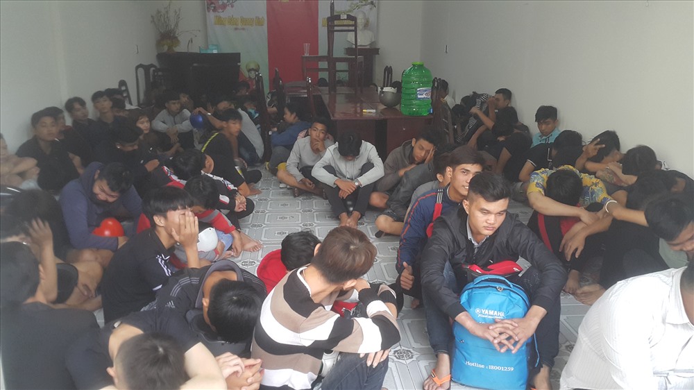 Các đối tượng bị giải về trụ sở Công an. Ảnh: P.V