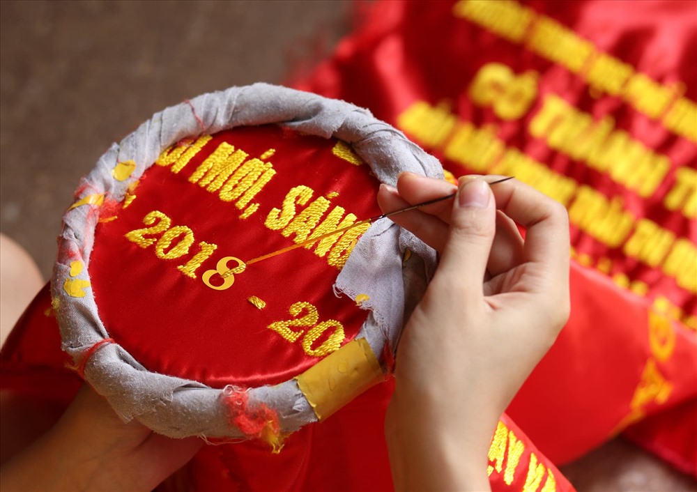 Nghề làm cờ chỉ dành cho những người bình tĩnh, tỉ mỉ. Ảnh: Thái Hà.