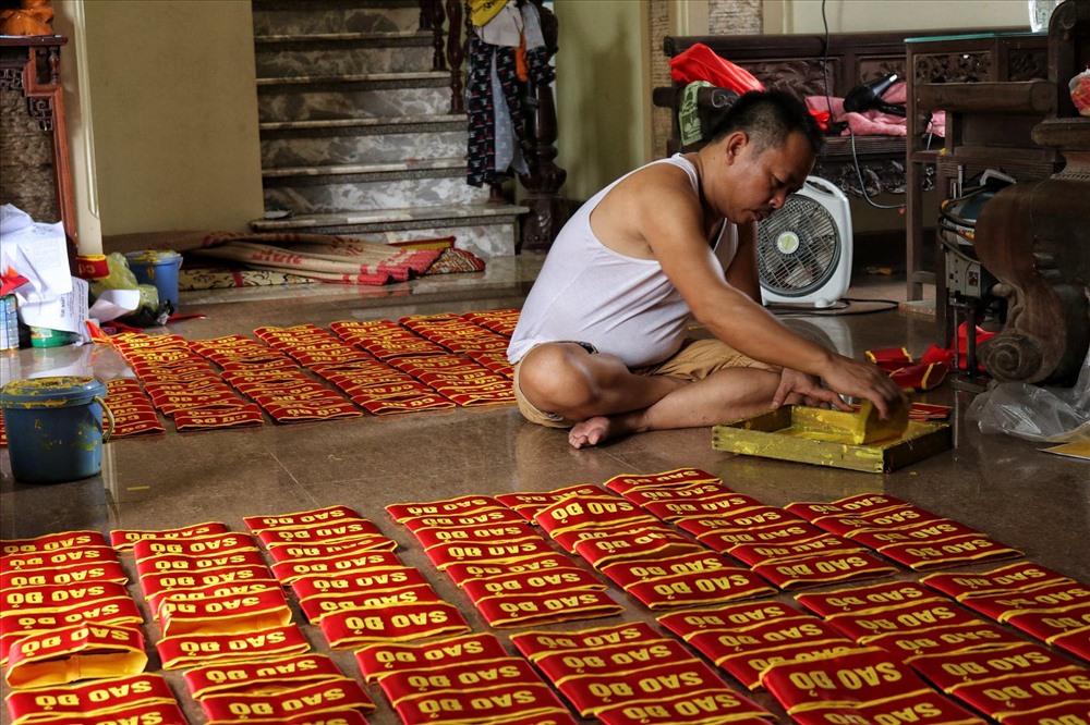 Ông Đặng Hồng Hưởng tỉ mẩn trong các công đoạn hoàn thiện sản phẩm. Ảnh: Thái Hà.
