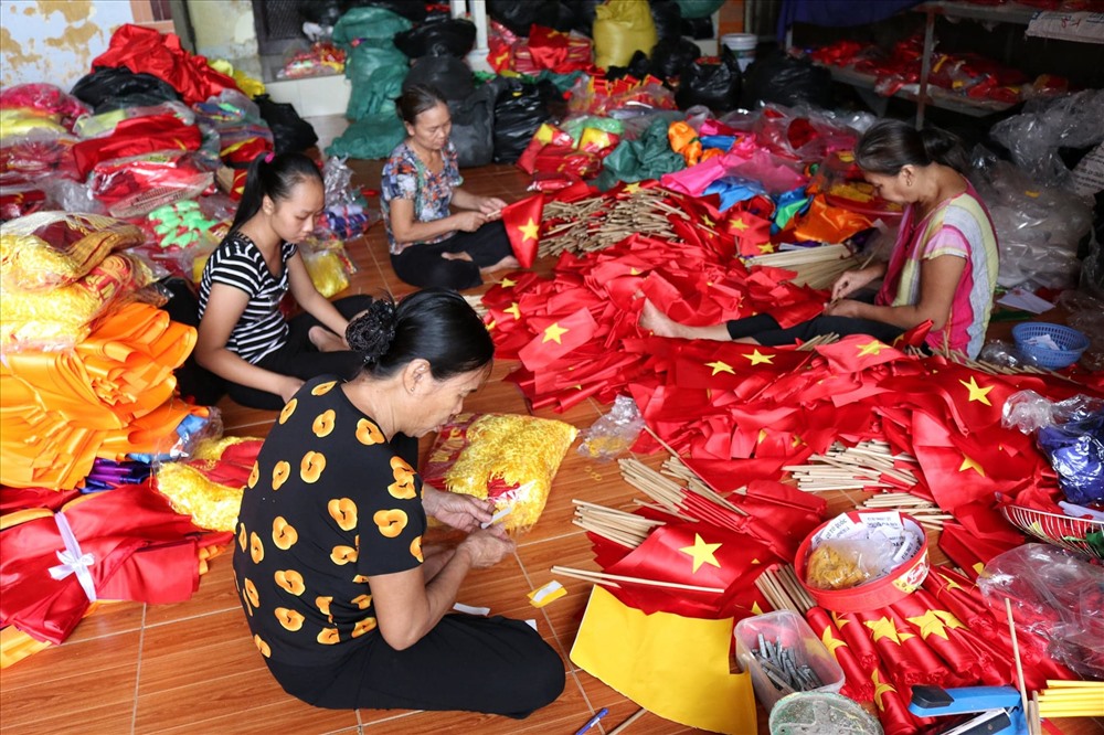 Xưởng may cờ ở Từ Vân tất bật sản xuất, phục vụ cho ngày lễ kỉ niệm Quốc khánh 2.9. Ảnh: Thái Hà.
