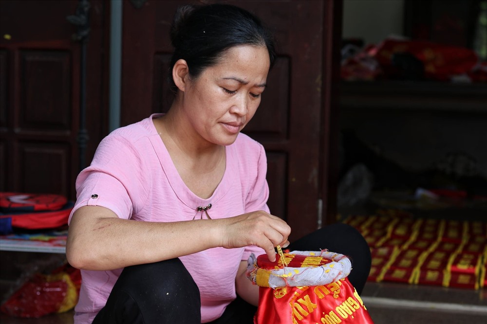 Nghề làm cờ chỉ dành cho những người bình tĩnh, tỉ mỉ. Ảnh: Thái Hà.