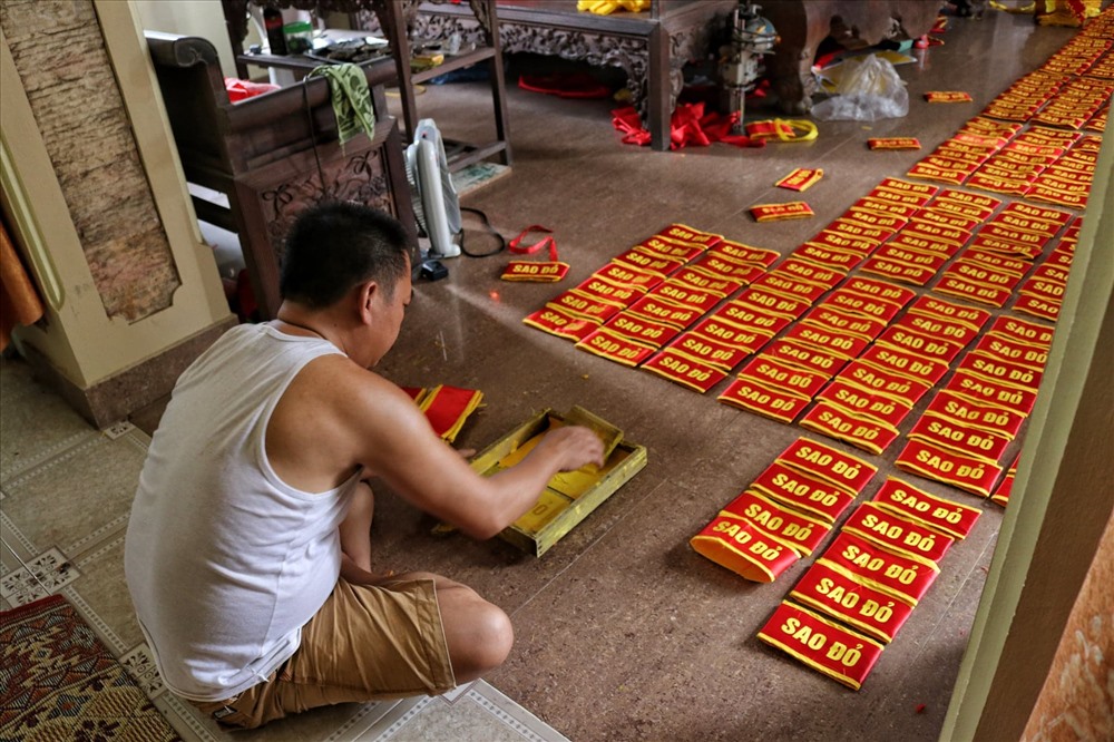 Ông Đặng Hồng Hưởng tỉ mẩn trong các công đoạn hoàn thiện sản phẩm. Ảnh: Thái Hà.