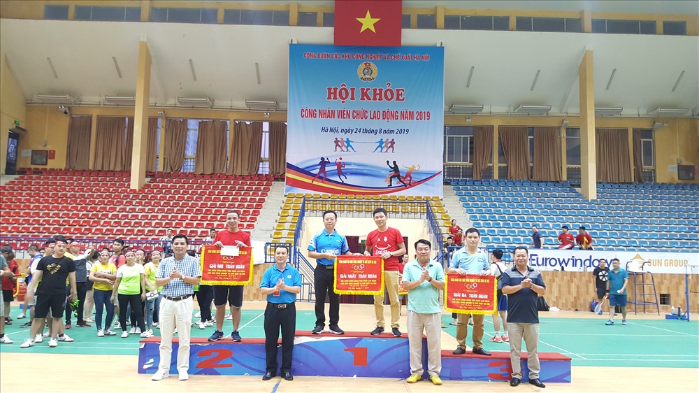 Lãnh đạo LĐLĐ TP.Hà Nội và Công đoàn các KCN-CX Hà Nội trao giải cho các đoàn. Ảnh: H.N