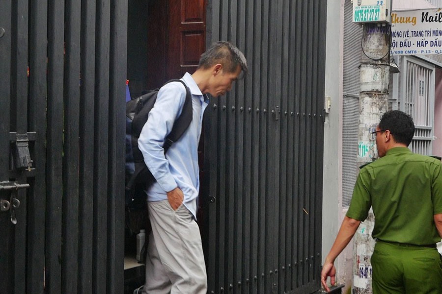 Cơ quan công an khám và khởi tố bị can và khám xét với lãnh đạo và kế toán trưởng 2 Cty du lịch. Ảnh: CAO HUÂN