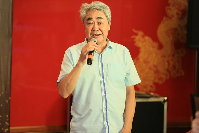 NSND Quang Thọ hát chúc mừng sinh nhật nhà giáo Hồ Mộ La. Ảnh: ST.