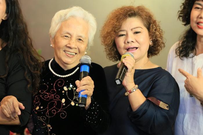 NSND Thanh Hoa cảm ơn người cô yêu quý. Ảnh: ST.