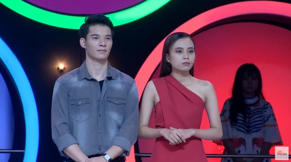 Tố My bị dân mạng chỉ trích vì đã có người yêu nhưng vẫn tham gia show hẹn hò. Ảnh cắt từ clip
