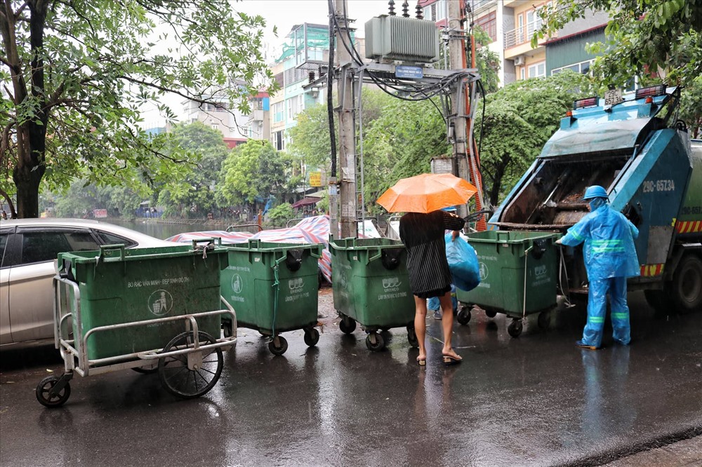 Trước đó tình trạng xe rác, tập kết rác đã phong tỏa hết vỉa hè, khiến giao thông tại khu vực đi lại khó khăn. Ảnh: TH.