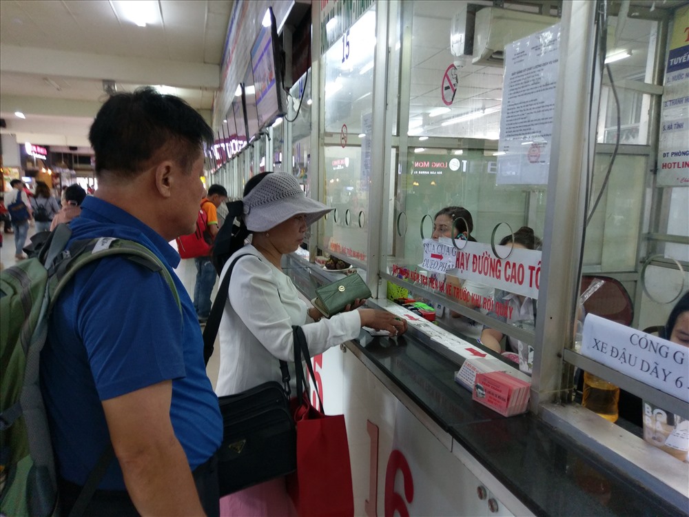 Hành khách mua vé xe đi trong ngày ở Bến xe Miền Đông. Ảnh: Minh Quân