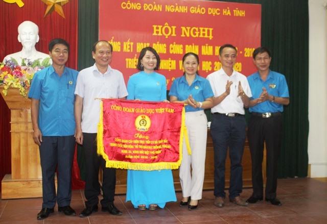 Công đoàn Giáo dục Hà Tĩnh được nhận cờ thi đua của Công đoàn Giáo dục Việt Nam. Ảnh: TT