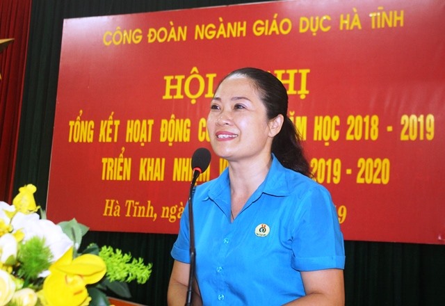 Đồng chí Lê Thị Hải Yến - Phó Chủ tịch LĐLĐ Hà Tĩnh phát biểu chỉ đạo.