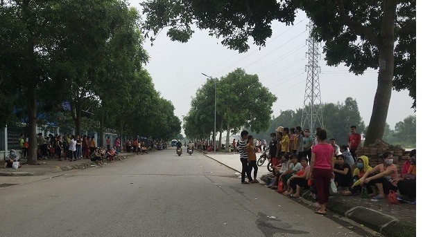 Sau khi ngừng việc sáng ngày 26.8, công nhân đã rời công ty và về nhà - ảnh Bùi Tú
