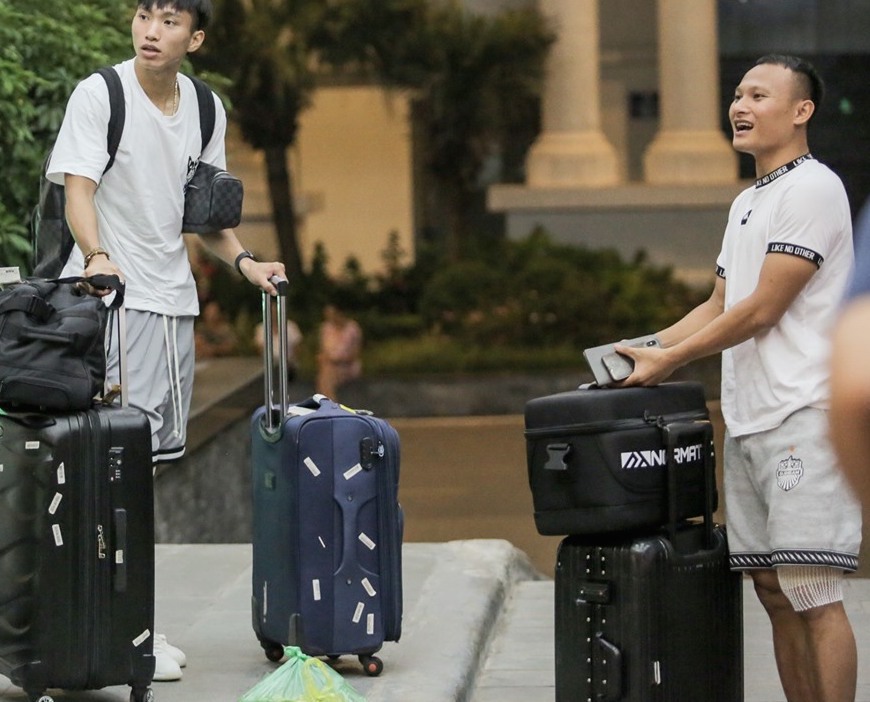 Trọng Hoàng và Văn Hậu với cái chân bó đầu gối lên tuyển tập trung. Ảnh: Trung Hiếu