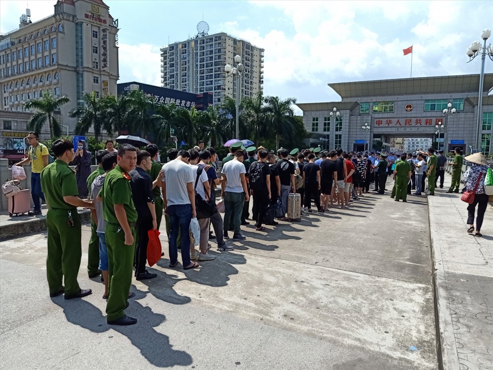 Công an TP.Móng Cái bàn giao 28 đối tượng cùng tang vật cho Công an Trung Quốc. Ảnh: Công an tỉnh Quảng Ninh