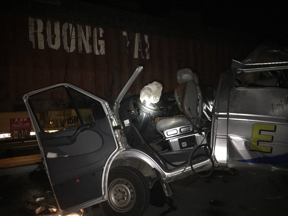 Xe khách va chạm với xe container khiến nhiều người bị thương.