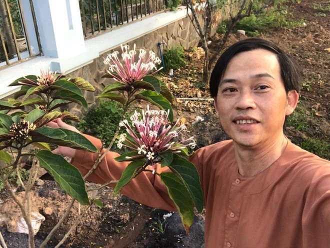 Danh hài Hoài Linh hiện đang có một cuộc sống giản dị. Ảnh: FBNV
