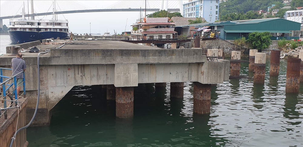 Do thiết kế cho các loại tàu hạng lớn, tàu du lịch không thể cập bến được vì thế không thể tận dụng làm bến tàu du lịch. Ảnh: Nguyễn Hùng