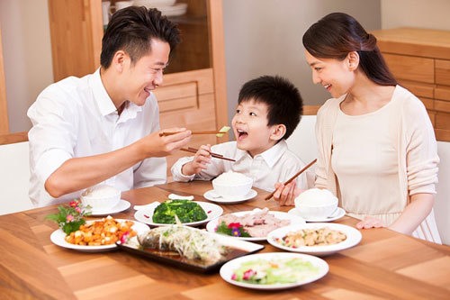 Những bữa cơm hạnh phúc khi cả vợ và chồng cùng hỗ trợ cho nhau. Ảnh: T. L.