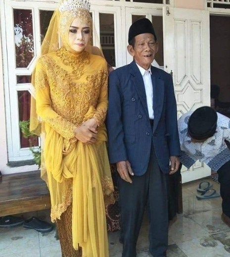 Nuraeni và cụ Sudirgo trong ngày trọng đại của họ.