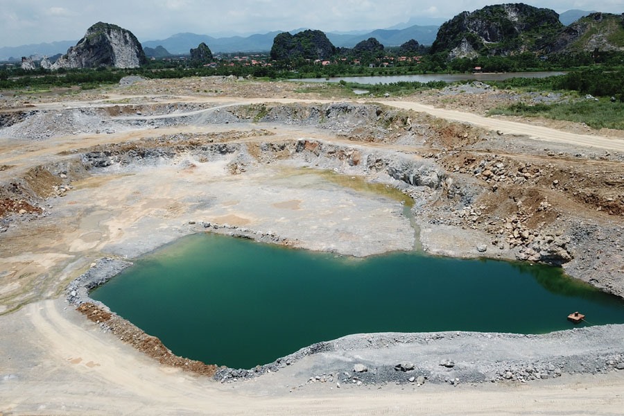 Khi nước ngập, khai trường đá âm trái phép Cty Ximăng Hải Phòng sẽ trở thành “tuyệt tình cốc” thứ 2. Ảnh: TN