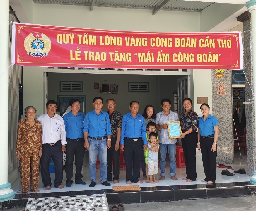 Bà Huỳnh Thị Hiền - Phó Chủ tịch thường trực LĐLĐ TP Cần Thơ - trao quyết định mái ấm công đoàn cho anh Ngô Chí Linh. Ảnh: Thành Nhân