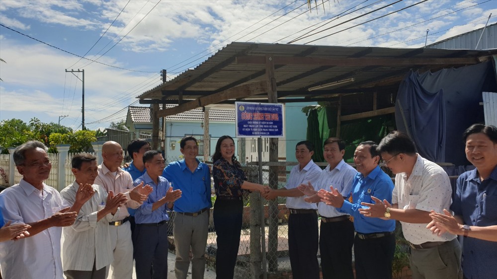 Bà Huỳnh Thị Hiền và chính quyền địa phương - thực hiện nghi thức gắn biển công trình và chúc mừng công trình hoàn thiện với lãnh đạo địa phương. Ảnh: Thành Nhân