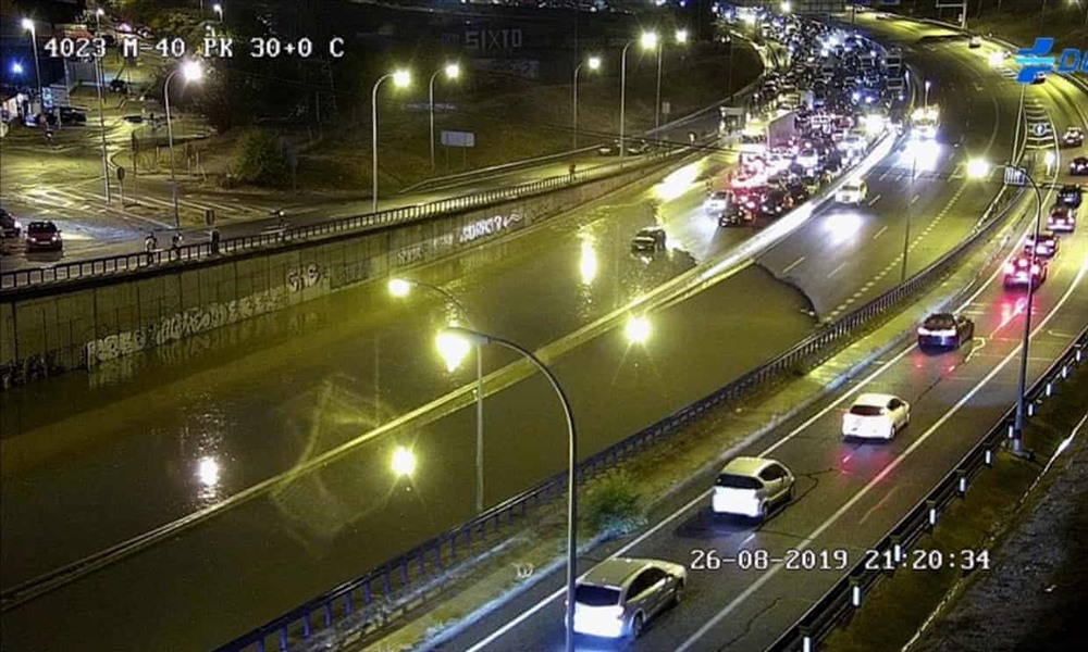 Nước ngập trên một tuyến đường ở Madrid. Ảnh: EPA.