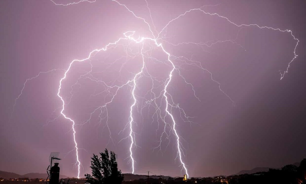 Gần 10 nghìn tia sét xảy ra trong đêm 26.8 ở Madrid. Ảnh: EPA.