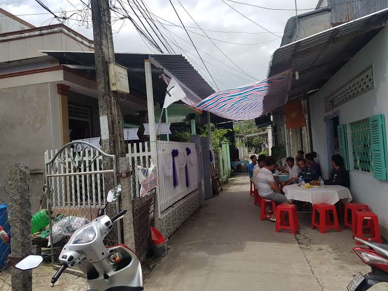 Người nhà cô gái xấu số T.T.G.M (19 tuổi) đang cử hành tang lễ. Ảnh: P.V