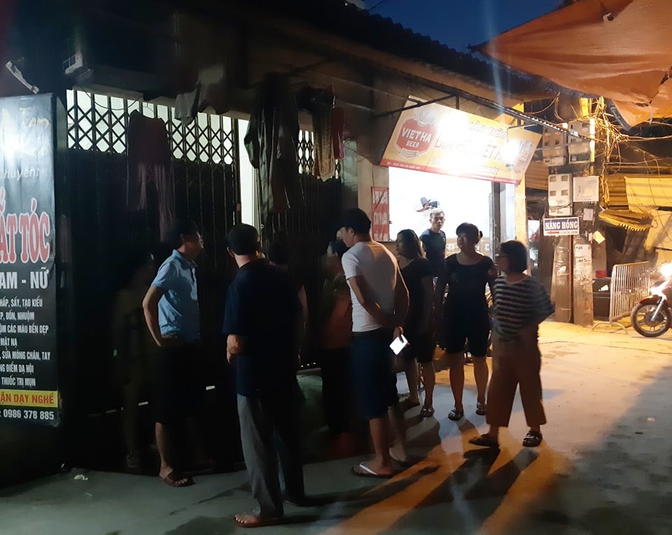 Lực lượng chức năng có mặt nhà bà Quy để tiến hành lệnh khám xét sau khi Cơ quan Cảnh sát điều tra tống đạt quyết định khởi tố tội Vô ý làm chết người đối với bị can này. Ảnh: Tô Thế.