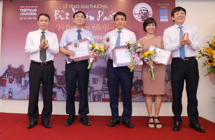 Ông Nguyễn Đức Lợi, Tổng Giám đốc TTX Việt Nam và ông Hồ Quang Lợi- Phó Chủ tịch Thường trực Hội Nhà báo Việt Nam trao tặng Giải Ý tưởng- Vì tình yêu Hà Nội. Ảnh: ANTD.