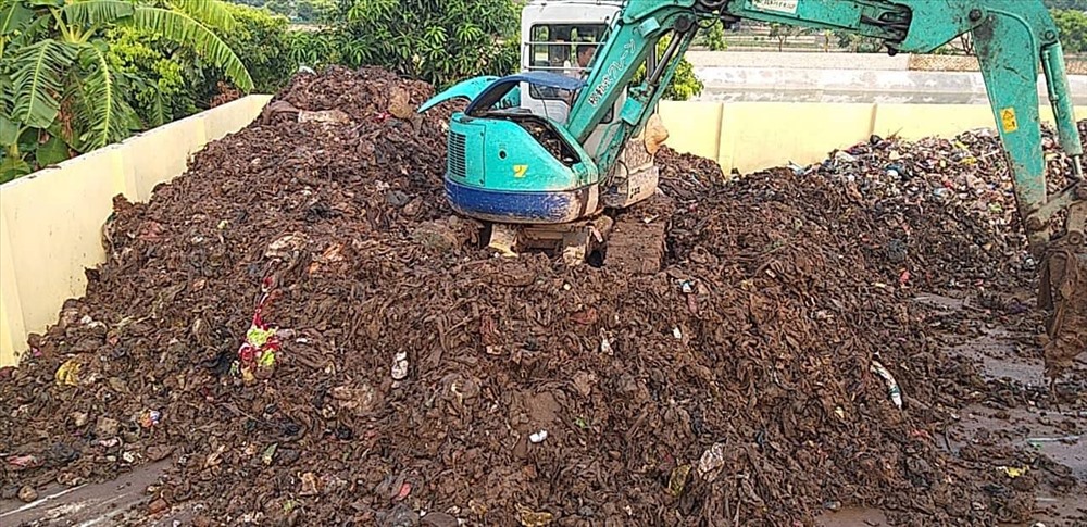 Lượng rác thải được đưa vào trong bãi rác với tổng khối lượng là 140m3. Ảnh: QTL.