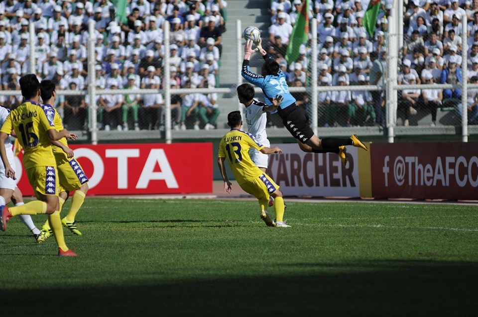 Hàng phòng ngự của Hà Nội mắc khá nhiều sai lầm. Ảnh: AFC cup