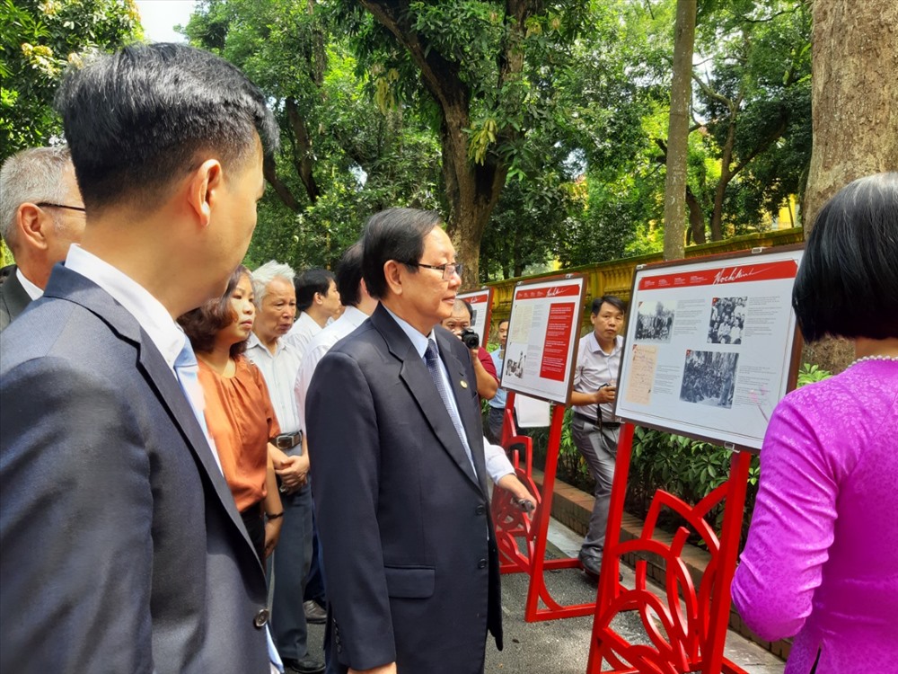 Bộ trưởng Bộ Nội vụ Lê Vĩnh Tân (giữa) tham quan triển lãm. Ảnh T.Vương