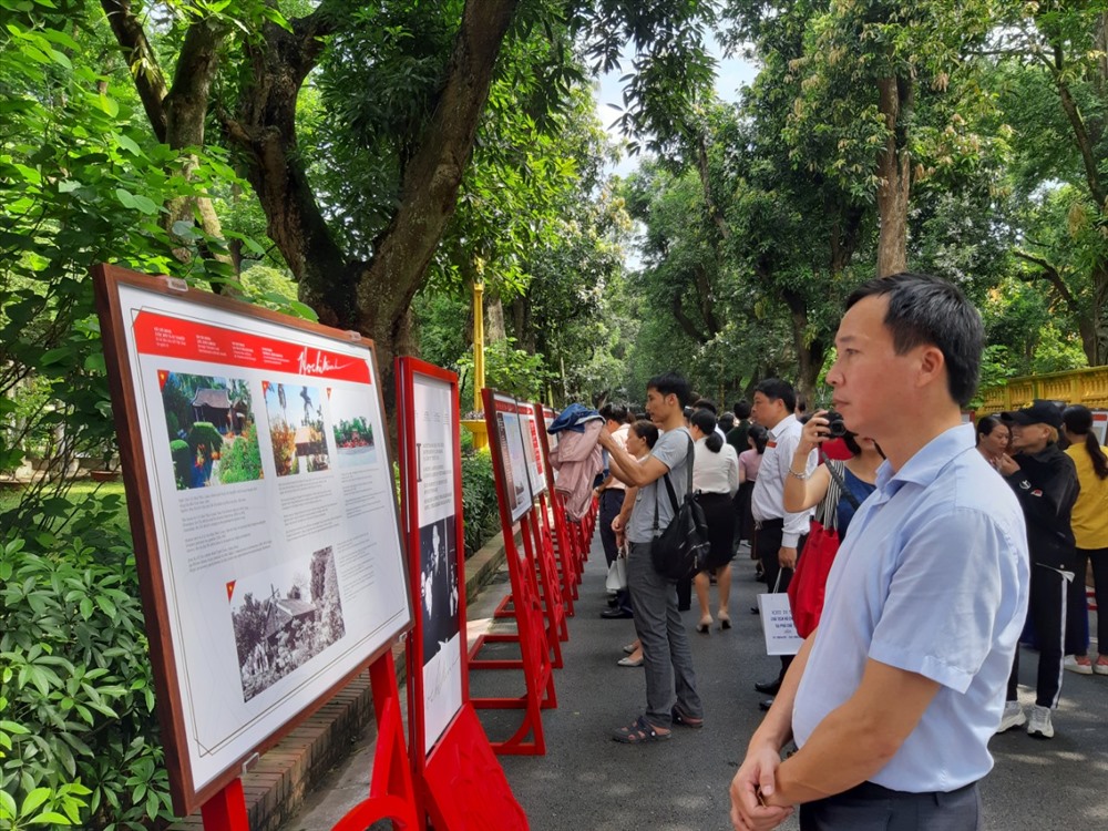 Triển lãm thu hút nhiều người quan tâm. Ảnh T.Vương