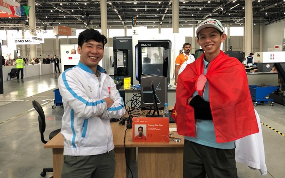 Thí sinh Trương Thế Diệu (bên phải) khoác trên mình cờ tổ quốc khi xuất sắc giành Huy chương Bạc cho đoàn Việt Nam. Ảnh Lệ Hằng. Thí sinh Trương Thế Diệu (bên phải) khoác trên mình cờ tổ quốc khi xuất sắc giành Huy chương Bạc cho đoàn Việt Nam. Ảnh Lệ Hằng.