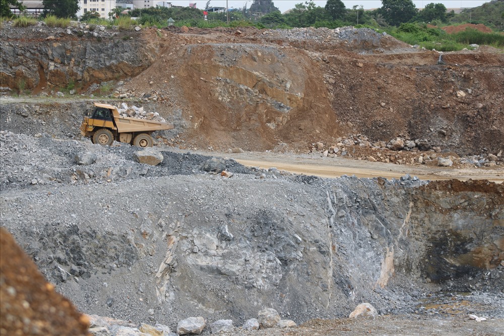 Khai trường khai thác đá Cty Ximăng Hải Phòng. Ảnh: TN
