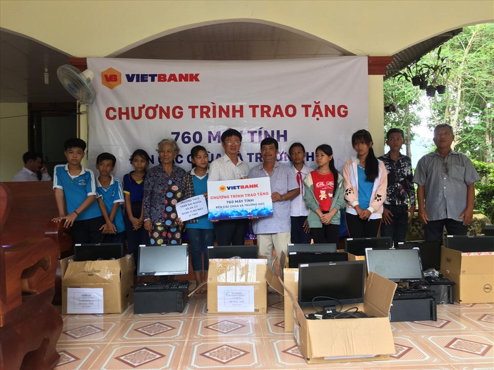 Ông Nguyễn Hải Thọ - GĐ Vietbank Chi nhánh An Giang trao máy tính đến các chùa và trường học tại tỉnh An Giang.