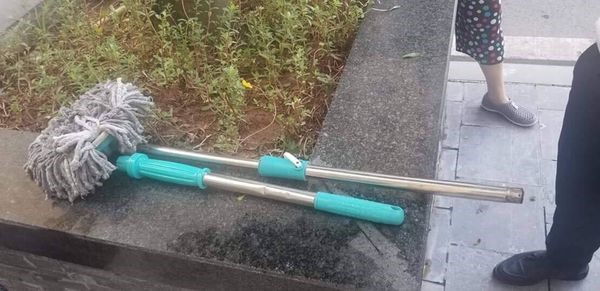 Chiếc chổi lau nhà rơi trúng trẻ nhỏ.