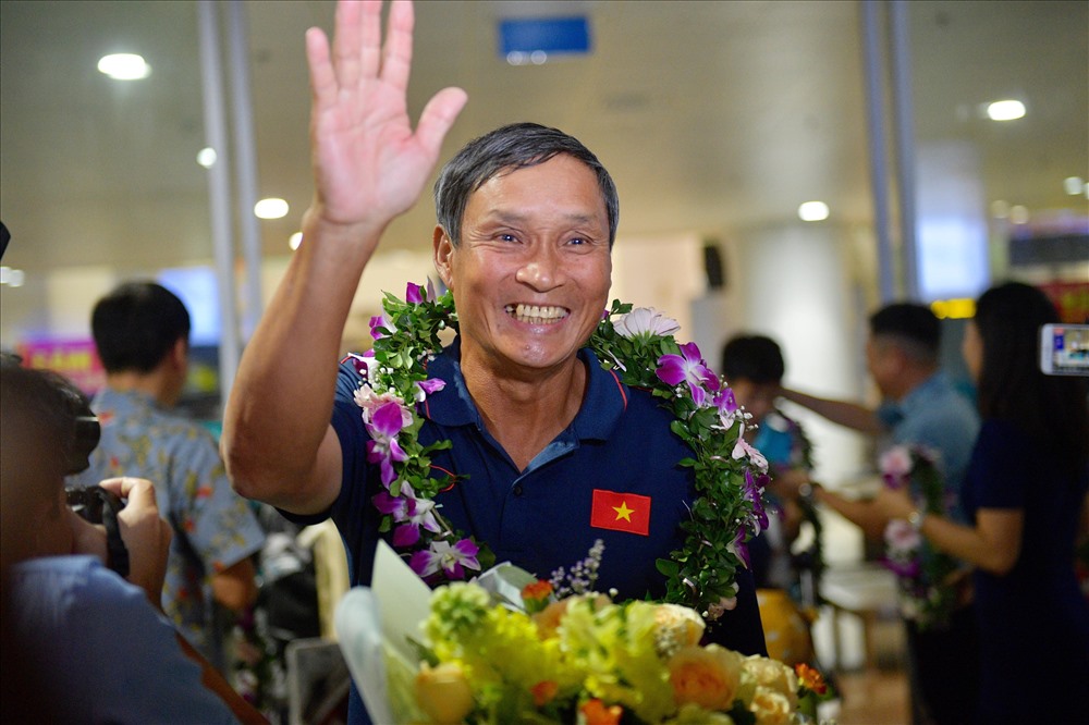 “Đây là trận đấu mang tính lịch sử không chỉ đối với đội tuyển nữ Việt Nam mà còn đối với bản thân tôi trong sự nghiệp làm bóng đá nữ. Đây cũng là lần thứ 2 kể từ AFF Cup 2016 tại Myanmar chúng ta gặp Thái Lan trong một trận đấu có nhiều tranh cãi từ tình huống penalty“, HLV trưởng Mai Đức Chung nói.