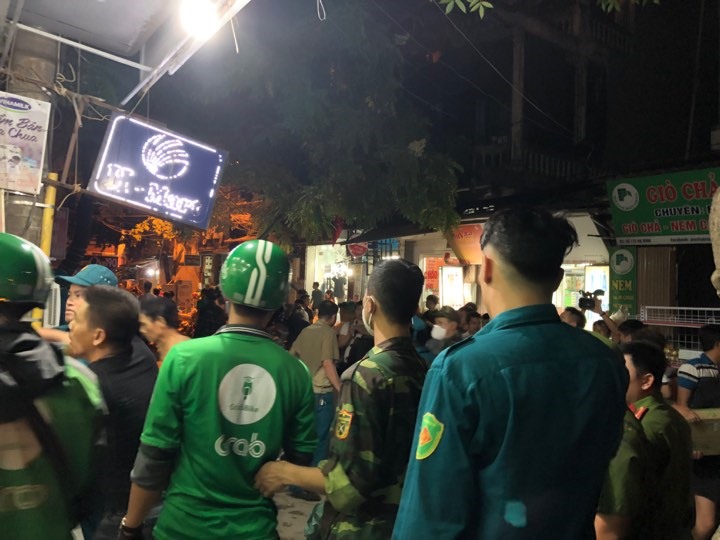 Người dân cùng nhau khiêng đồ đạc ra ngoài.