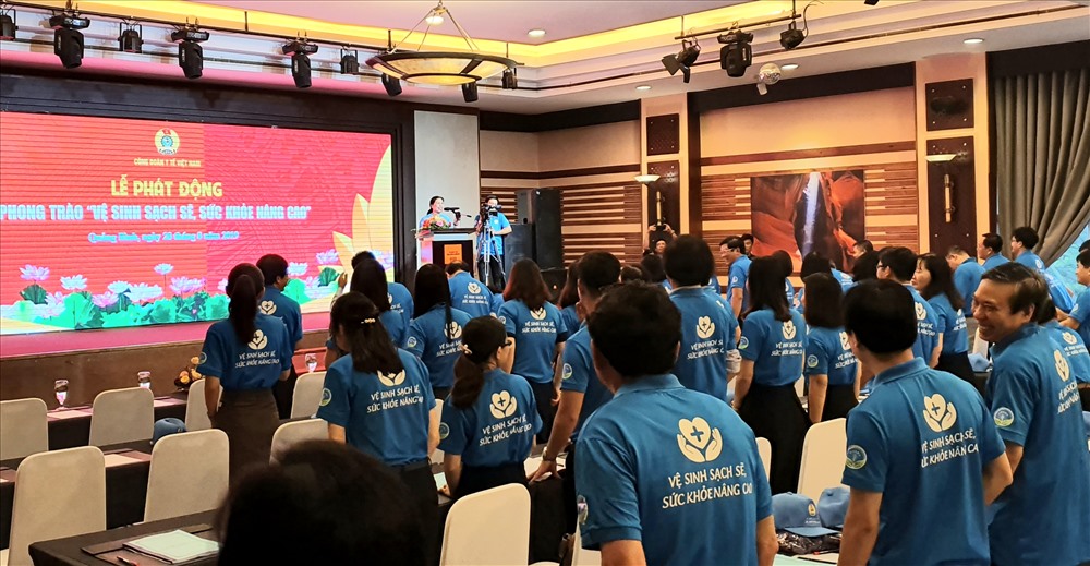 Các đại biểu cùng hô vang khẩu hiệu “vệ sinh sạch sẽ, sức khỏe nâng cao“. Ảnh: Lê Phi Long