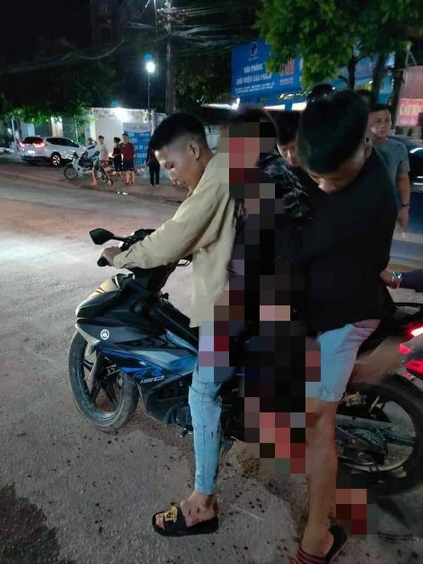 Nạn nhân bị Biển chém trọng thương được người dân đưa đi cấp cứu