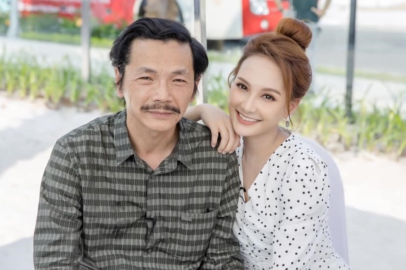 Bảo Thanh gửi hoa chúc mừng Nghệ sĩ Trung Anh. Ảnh: T.L.