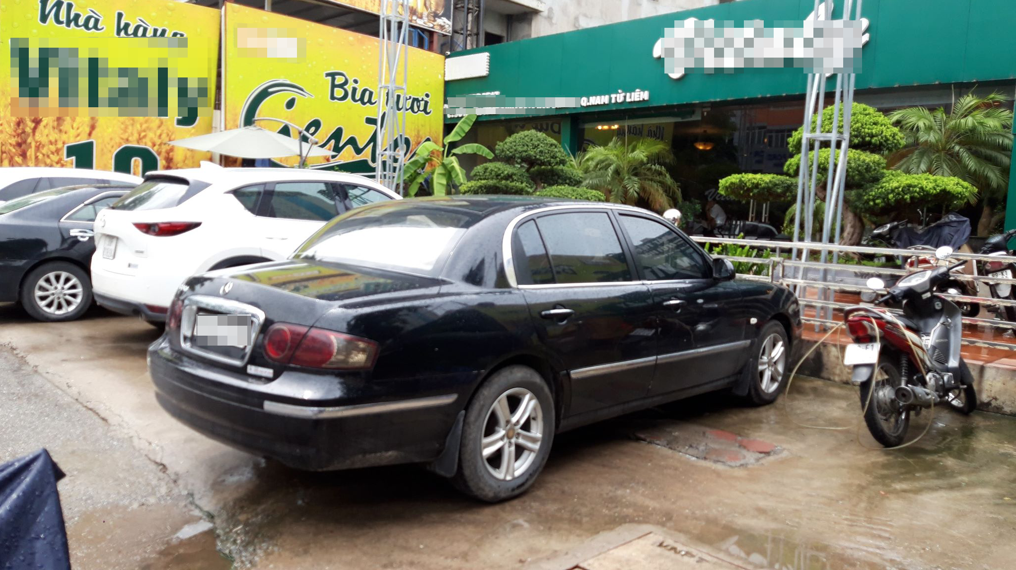 Chiếc xe đen gắn logo Mercedes S350 của nhóm môi giới sử dụng, thực chất là xe Trung Quốc. Ảnh TK.