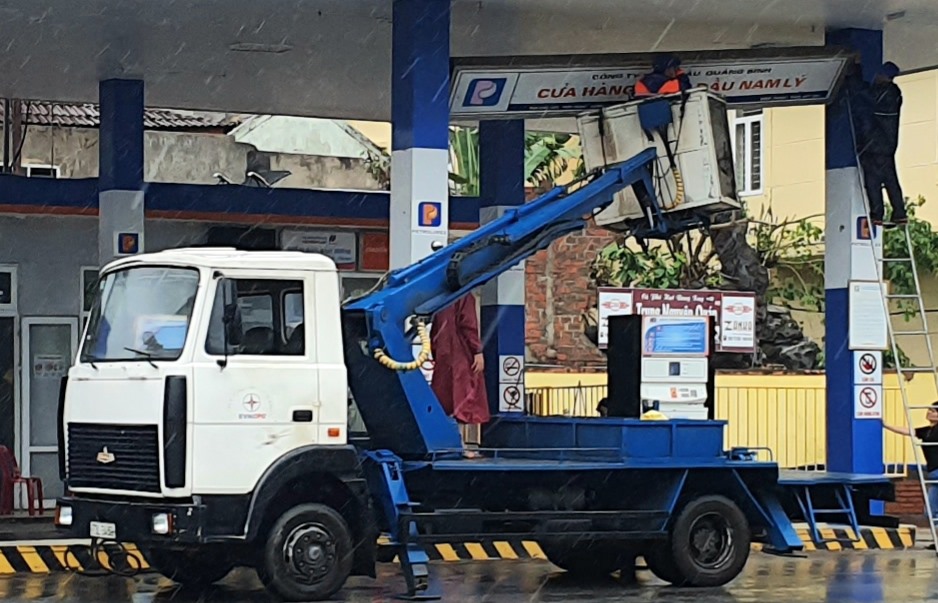 Các bảng hiệu được tháo dỡ tạm thời. Ảnh: Lê Phi Long