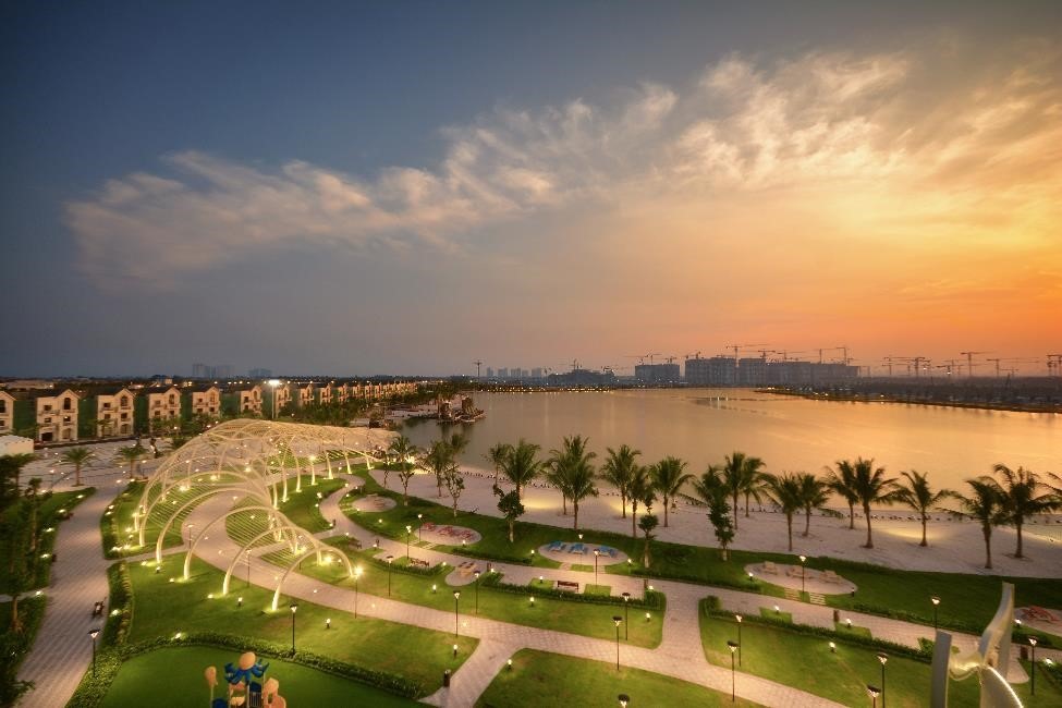 Vừa ra mắt, hồ trải cát trắng tại Vinhomes Ocean Park đã ngay lập tức trở thành điểm hẹn được đông đảo giới trẻ tìm đến check-in