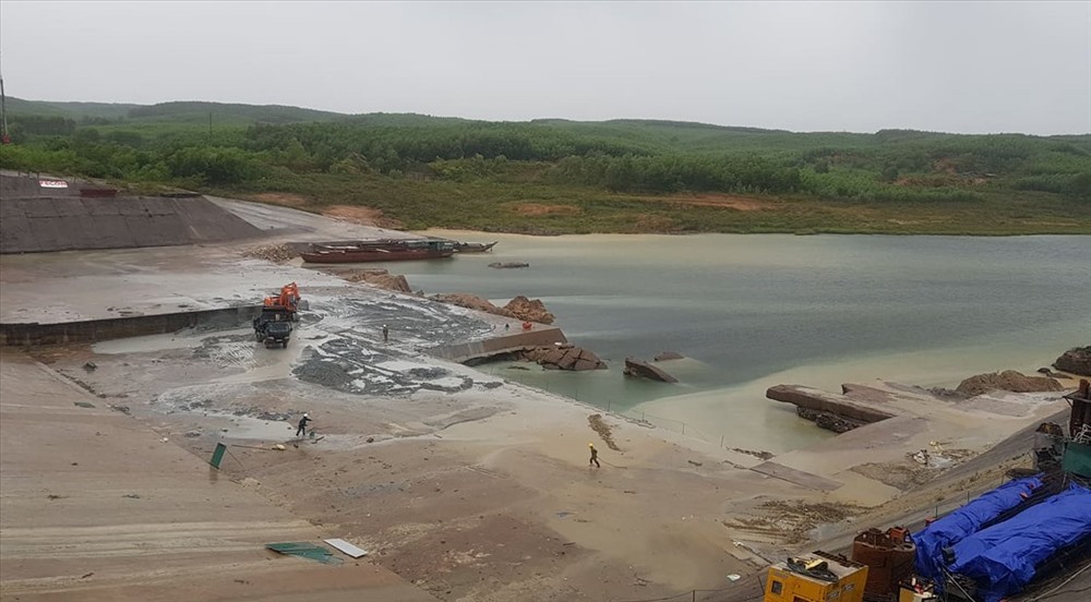 Công trình đập Nam Thạch Hãn đang được sửa chữa, nâng cấp. Ảnh: TH.